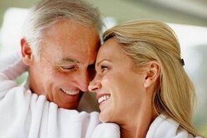 gléckleche Mann, dee seng Potenz no 50 erhéicht huet